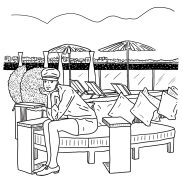 Homme en costume de marin sur un banc de plage