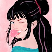 Femme souriante avec chewing-gum