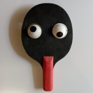Visage en forme de racket de ping-pong