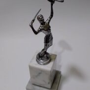 Statuette de femme en pied sur un socle de marbre