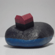 Pierre peinte avec petite maison rouge