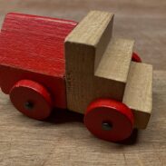 Miniature de camion rouge et de bois