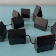 chaîne de petits cubes en bois noir