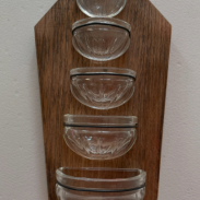 Coffin de bois avec petits bols de verre