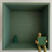 Personnage en miniature dans une boite