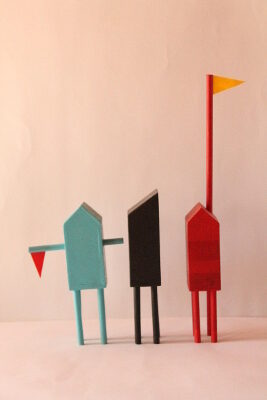 Deux figurines en bois colorées