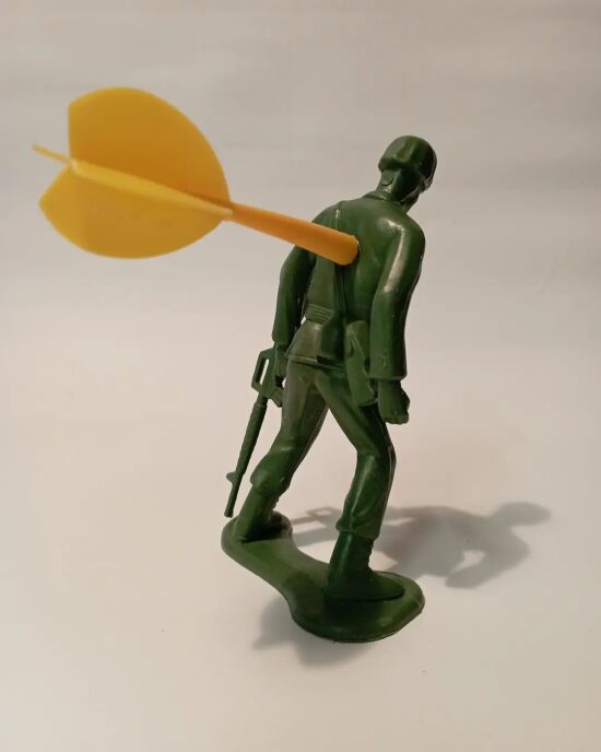 Figurine de soldat en plastique vert avec une flèche jaune