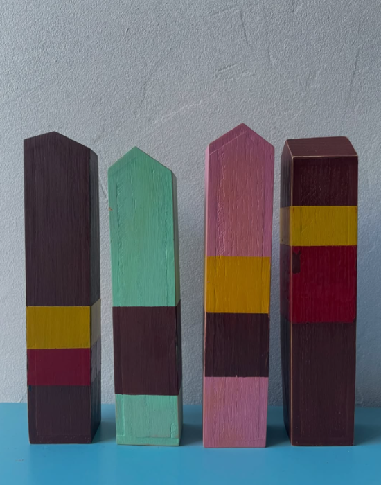 Pilier en bois peint