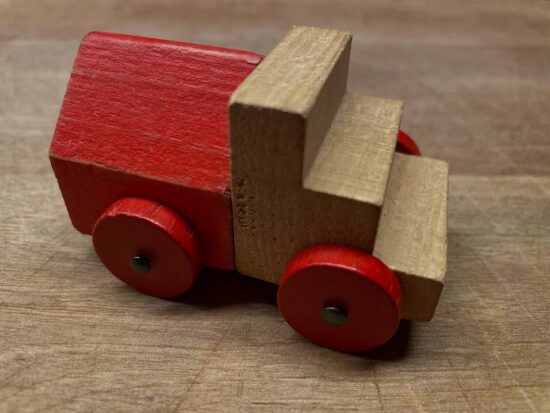Miniature de camion rouge et de bois