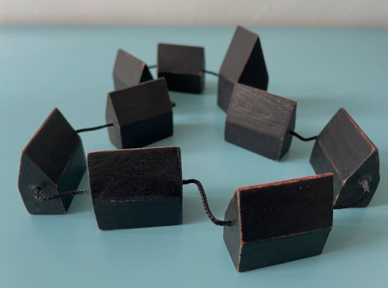 chaîne de petits cubes en bois noir