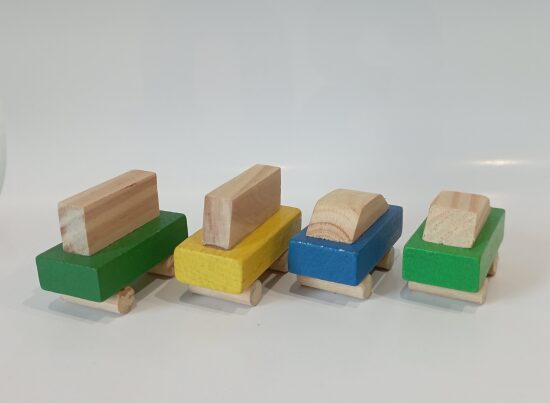 Quatre petites voitures en bois