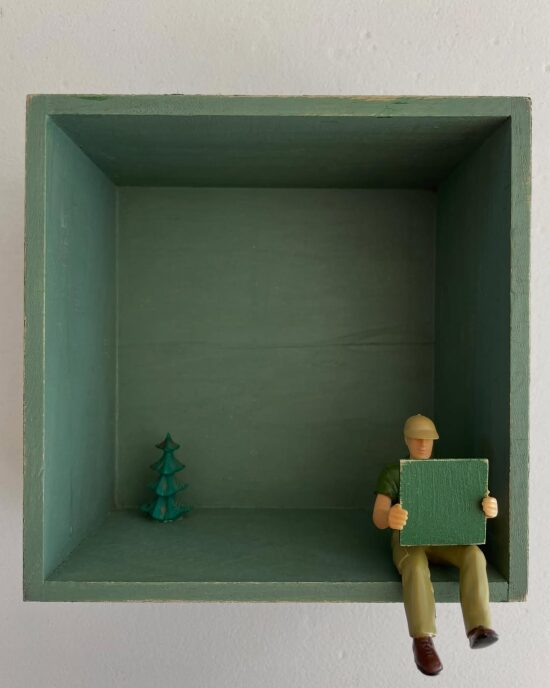 Personnage en miniature dans une boite