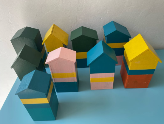 Habitations en bois colorées