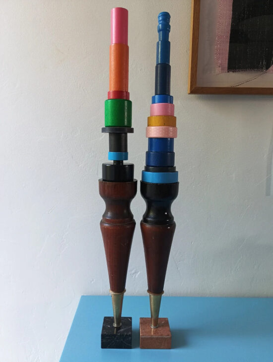 Deux sculptures de bois et de plastique coloré